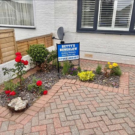 Betty'S Bungalow Lancing Exterior photo