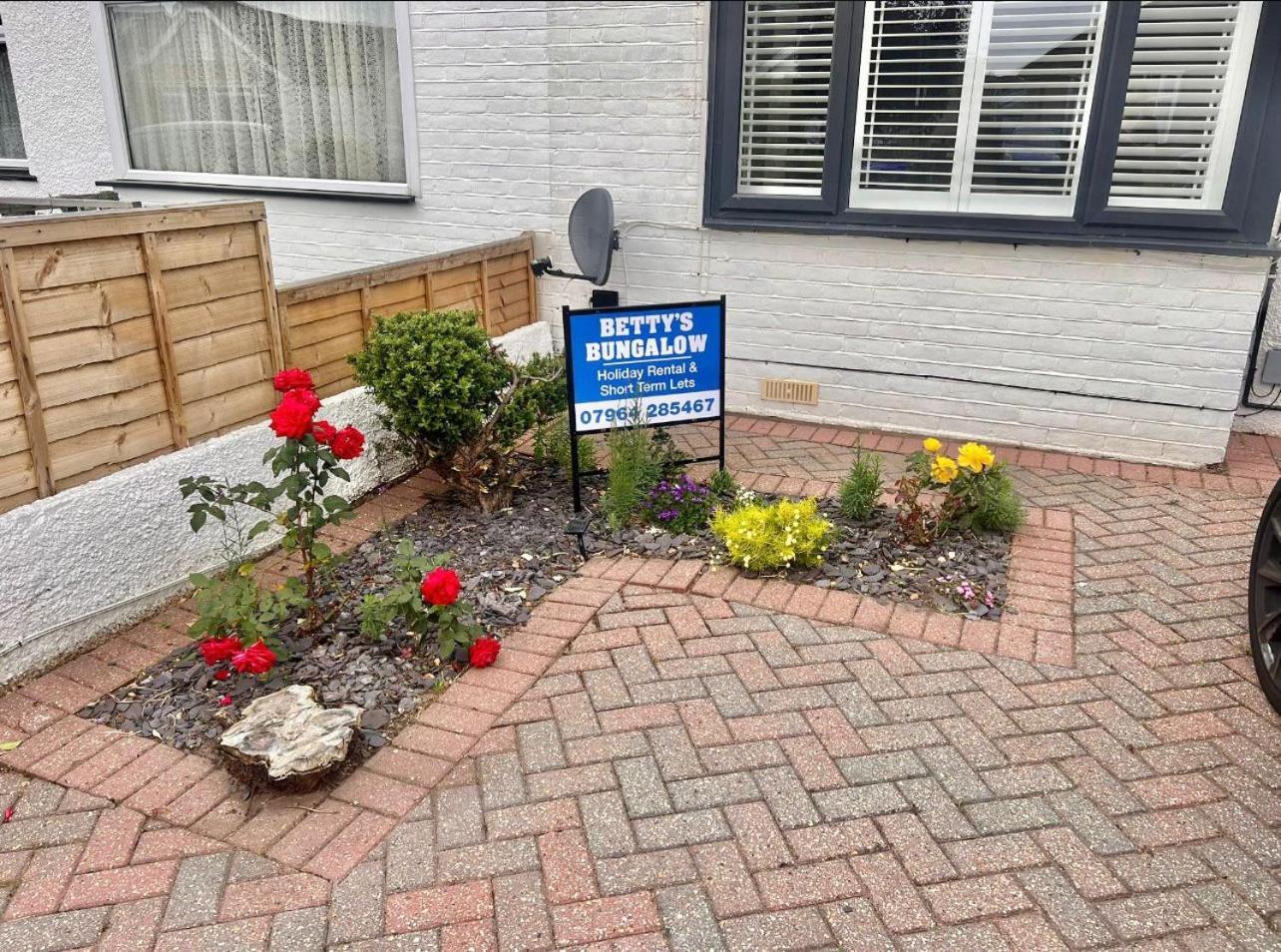 Betty'S Bungalow Lancing Exterior photo