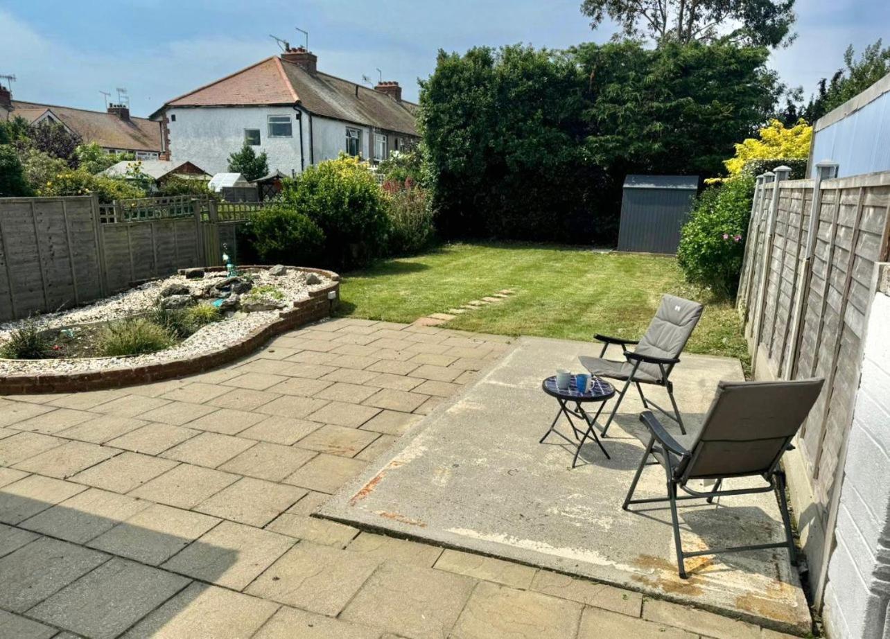 Betty'S Bungalow Lancing Exterior photo
